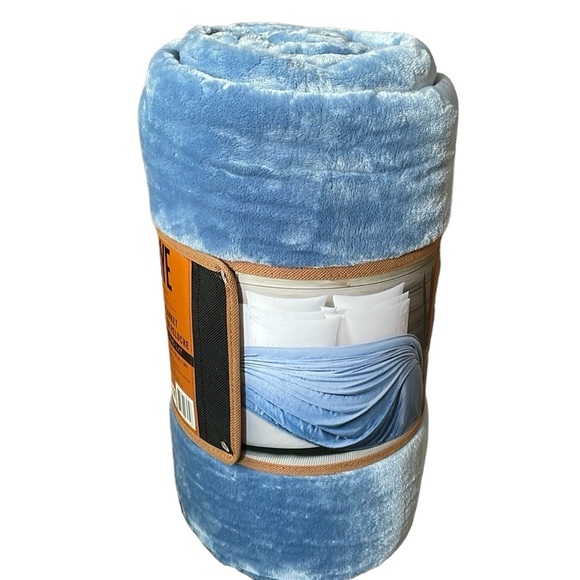 Frye - Plush Blanket / Fleece - Picture 3 of 5